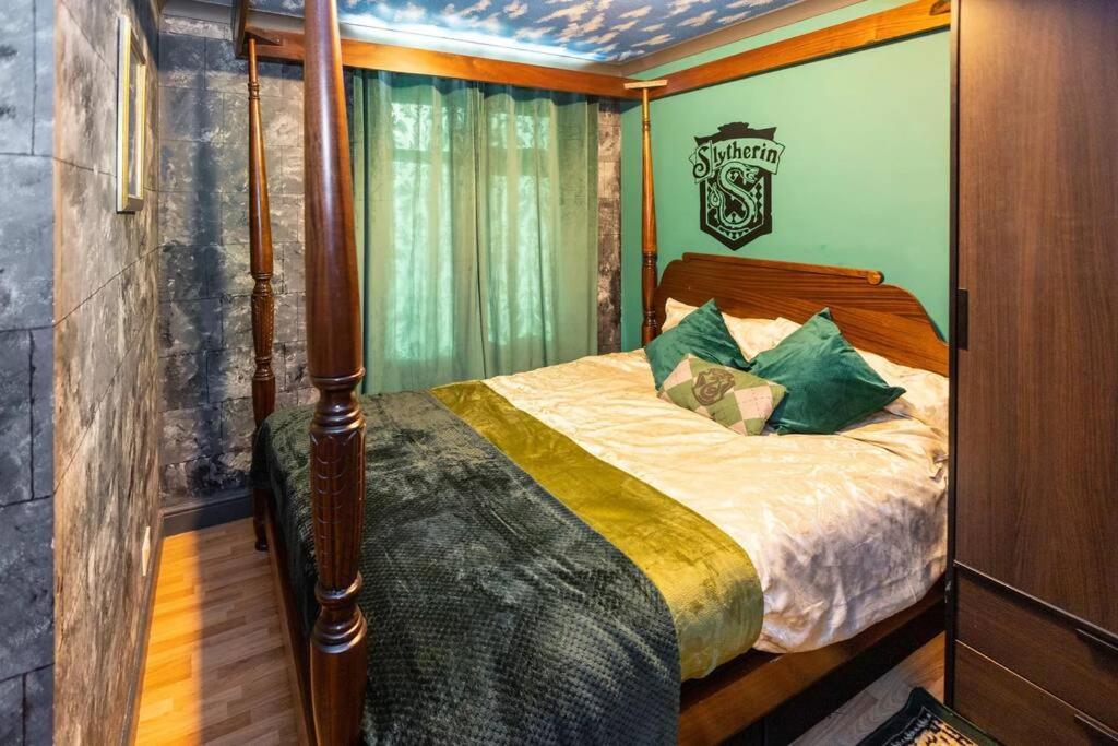 Hogwarts Hideaway Themed Property Watford  Kültér fotó