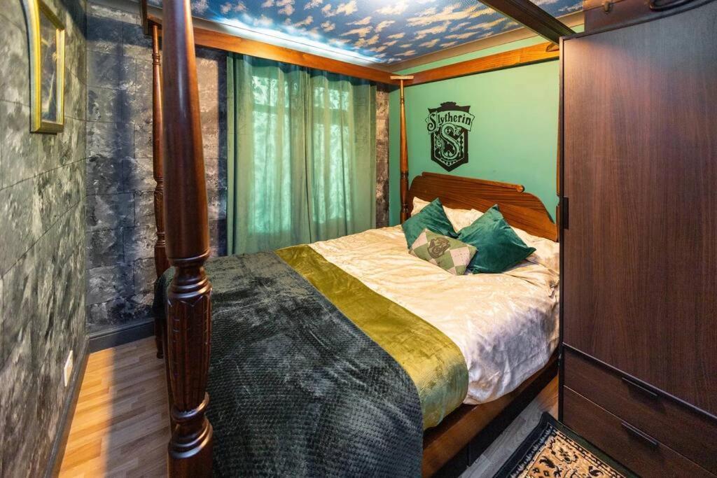 Hogwarts Hideaway Themed Property Watford  Kültér fotó