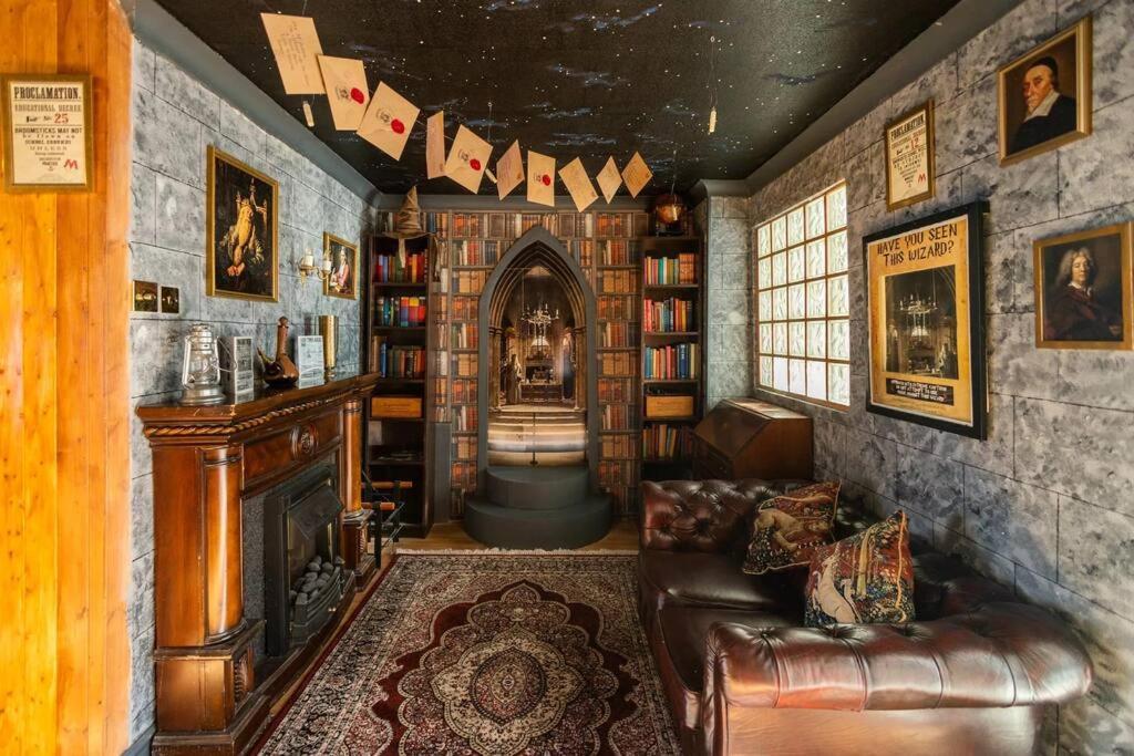 Hogwarts Hideaway Themed Property Watford  Kültér fotó