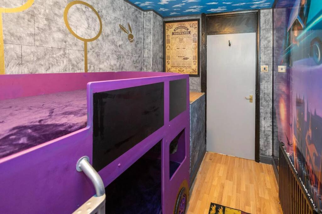 Hogwarts Hideaway Themed Property Watford  Kültér fotó