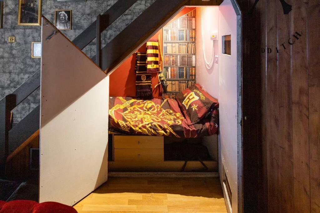 Hogwarts Hideaway Themed Property Watford  Kültér fotó